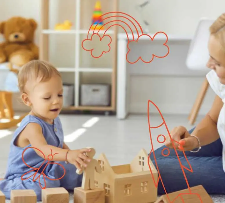 Un bébé joue avec des cubes en bois avec une professionnelle